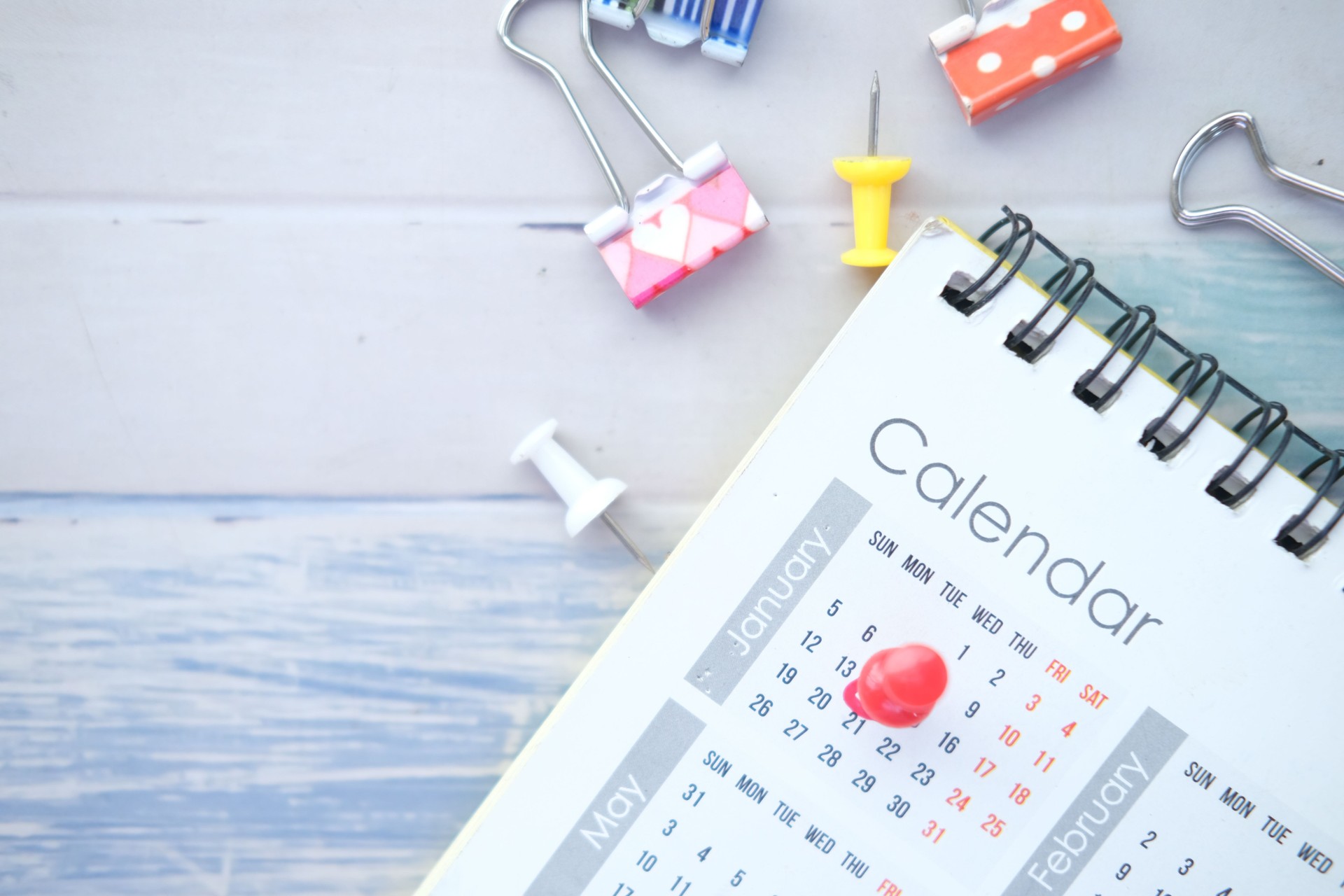 deadline concept with push pin on calendar date close up
